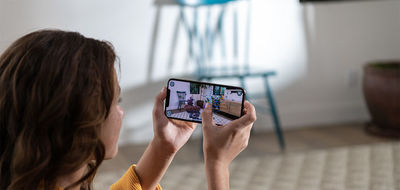 Apple-iPhone-Xs-hands-screen-09122018tibi.jpg